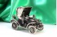 Figura de carro antigo em prata revelada.