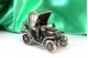 Figura de carro antigo em prata revelada.