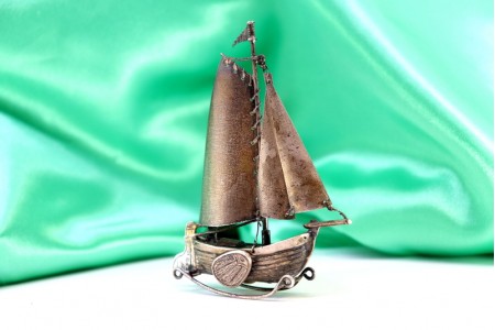 Veleiro em prata com três velas articuladas, casco relevado