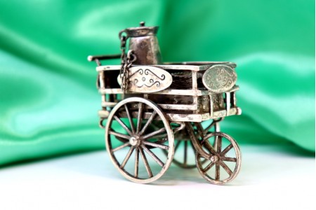 Carrinho em prata para venda de castanhas com diversas aplicações e utensílios.