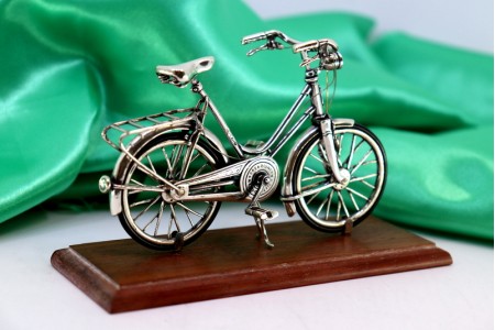 Bicicleta em prata com aplicações em vulto perfeito e assente em base retangular