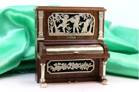 Piano antigo em pau santo com aplicações em prata, motivos florais recortados