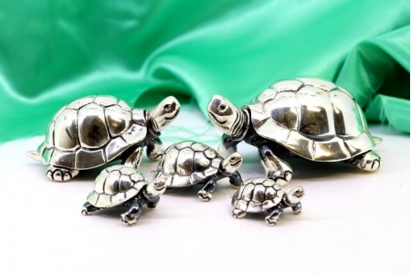 Conjunto de cinco tartarugas em prata, ventres nielados em vulto perfeito 