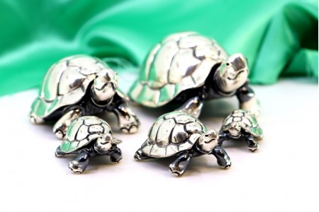 Conjunto de cinco tartarugas em prata, ventres nielados em vulto perfeito 