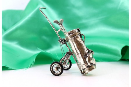 Carrinho de golfe em prata em vulto perfeito com três tacos.