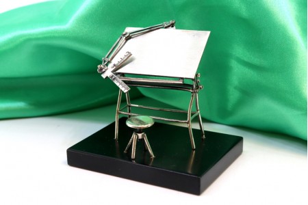  Mesa de desenho profissional em prata com banco e assente em base de madeira.