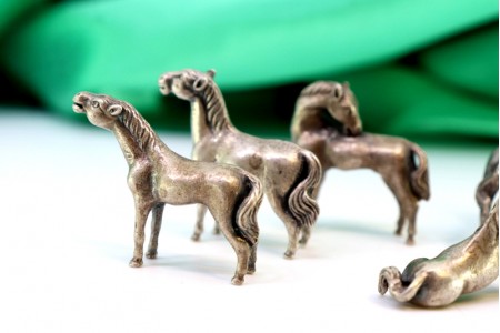 Conjuntos de sete cavalos em prata com relevos e de vulto perfeito.