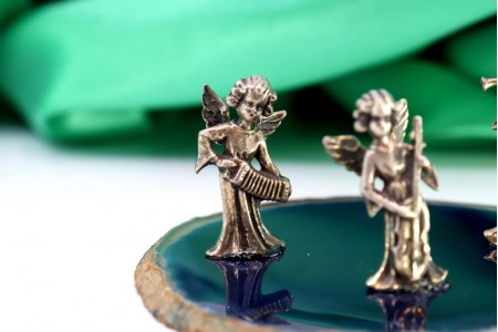  Cena anjélica em prata com aplicaçõe de anjos tocando instrumentos musicais 