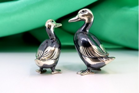 Conjunto de patos em prata nielada em vulto perfeito com relevos.