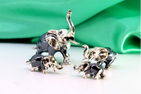 Conjunto de quatro elefantes em prata nielada em vulto perfeito.