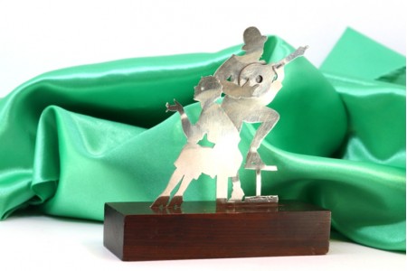 Casal de fadistas em prata com silhuetas perfeitas recortadas 