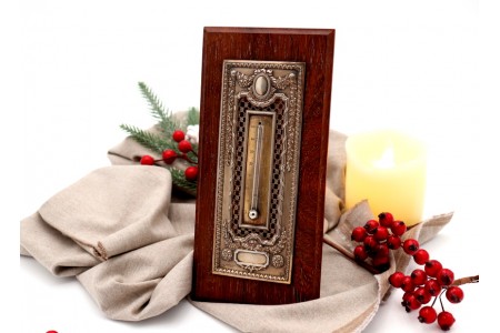  Termómetro em prata recortada, cartela para monograma com base em madeira