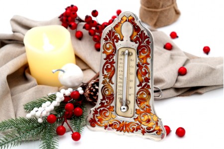 Termómetro em prata com relevos suporte de mesa e argola de suspensão.