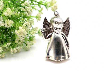 Miniatura de anjo em prata com relevos em vulto perfeito e argola de suspensão