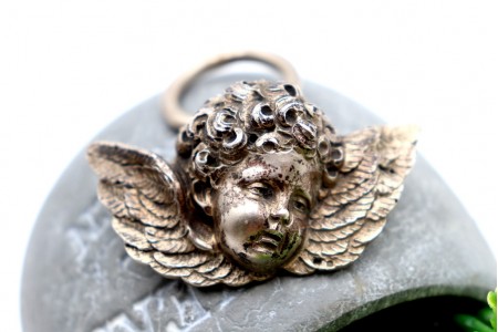 Anjo da Guarda em prata revelada em vulto perfeito com argola de suspensão.