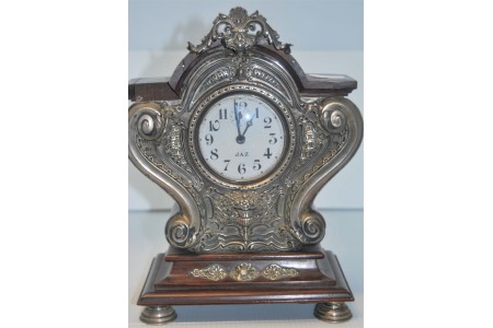 Relógio despertador de mesa em pau santo com aplicações em prata.