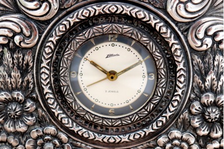  Regulador e despertador de mesa em pau santo