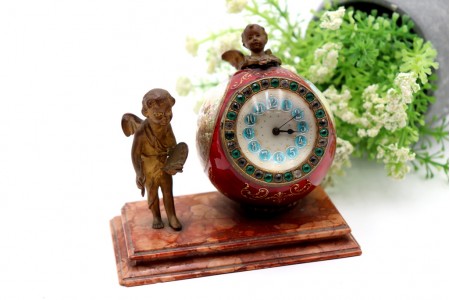 Relógio mecânico embutido em porcelana com pinturas sobre esmalte ricamente 