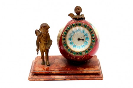 Relógio mecânico embutido em porcelana com pinturas sobre esmalte ricamente 