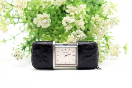 Relógio de viagem Movado com capa em pele preta e argola de supensão