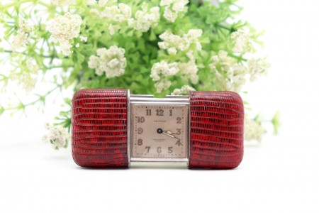 Relógio de viagem Movado emm prata e caixa forrada a pele de crocodilo