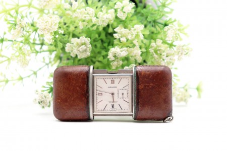 Relógio de viagem Movado com capa em pele castanha e argola de supensão